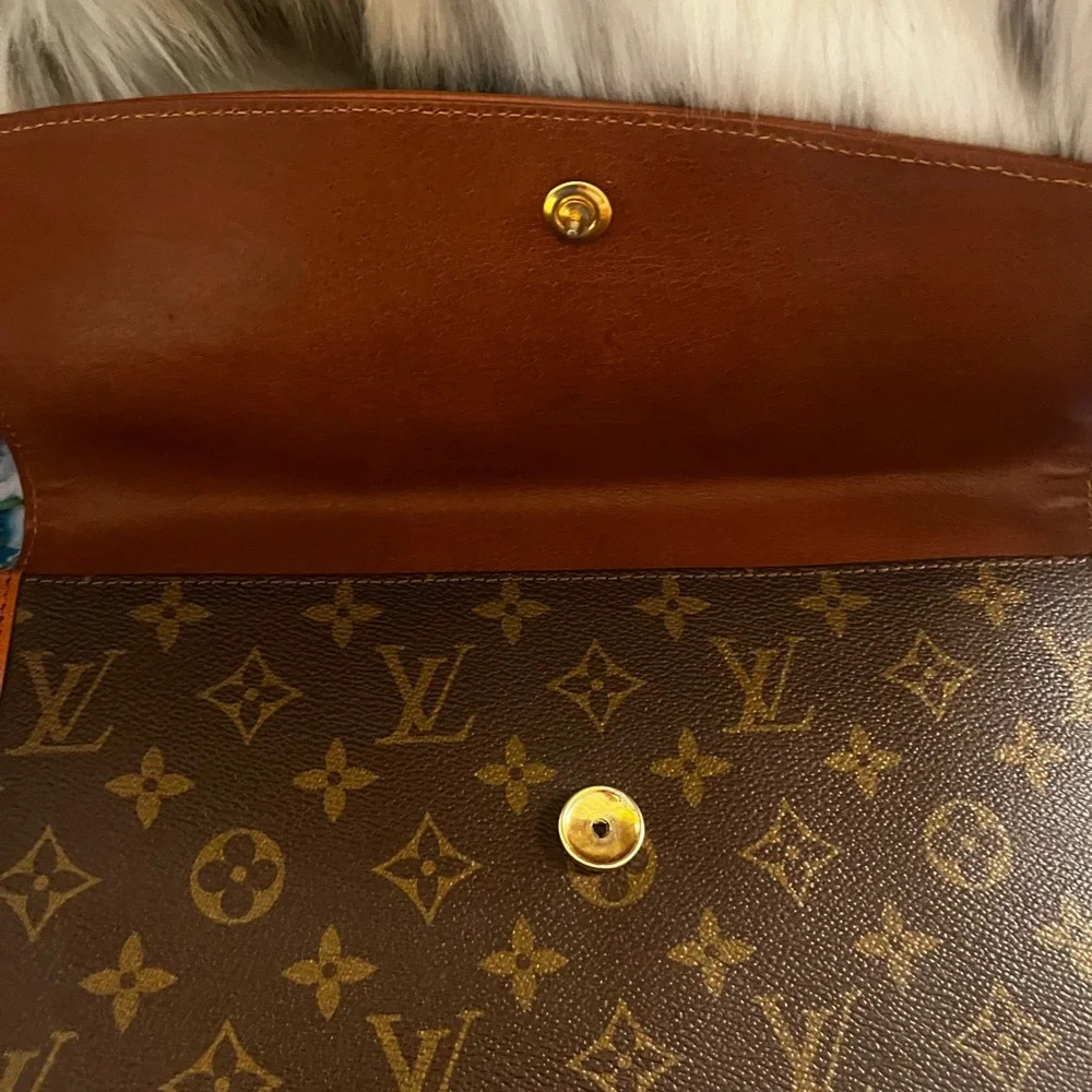 π Vintage Louis Vuitton Monogram larger clutch - posh authenticated - Picture 4 of 15